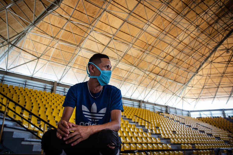 5. Oswaldo Martínez, de 31 años, se encuentra en uno de los centros de cuarentena en el estado fronterizo de Táchira, establecido por las autoridades locales para los repatriados venezolanos como medida preventiva contra la propagación de COVID-19. Oswaldo, que está casado y tiene dos hijos, dejó a su familia para viajar al Ecuador y luego al Perú en busca de trabajo durante la pandemia de COVID-19. Después de seis meses sin trabajo, decidió volver a Venezuela e intentar recuperar su antiguo trabajo en un local de venta de cebollas.