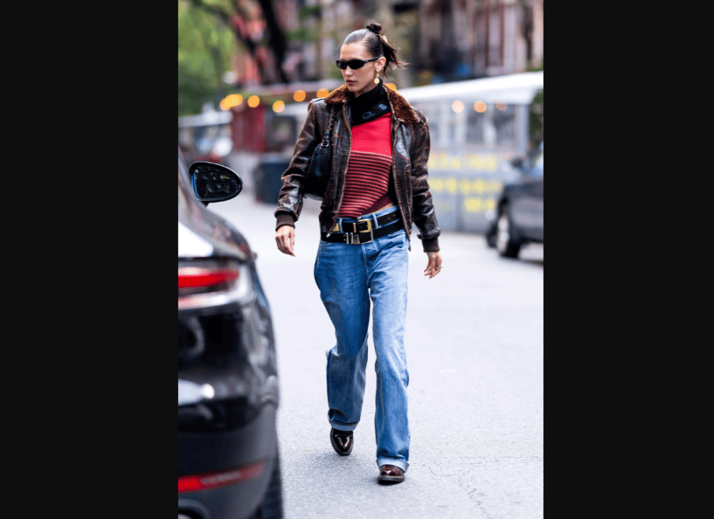 Bella Hadid nos muestra su último look con baggy jeans y doble cinturón