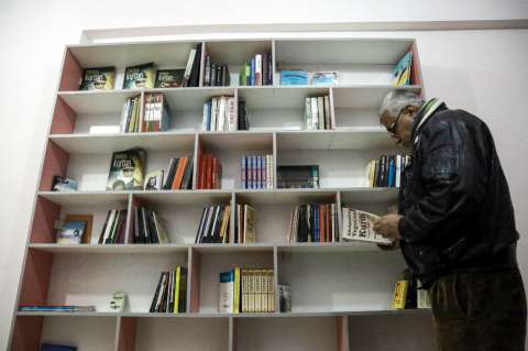 Condenan a cinco adolescentes racistas a leer libros