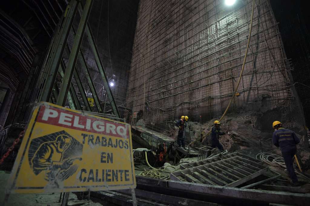 Obras de reconstrucción en el cuarto de máquinas de este proyecto hidroeléctrico, 3 años después de la emergencia en la que se tuvo que inundar esta sección; proyecto ubicado sobre el río Cauca entre el municipio de Ituango y el corregimiento de Puerto Valdivia, en el departamento de Antioquia.