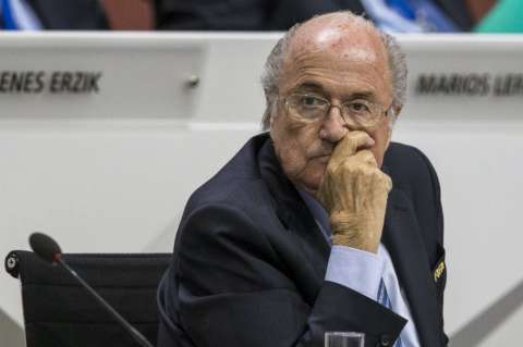Joseph Blatter pide a delegados de la FIFA "cerrar filas" en estos tiempos difíciles