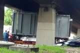 ¡Vuelve y juega! Tractomula quedó atascada bajo un puente vehicular en Bogotá