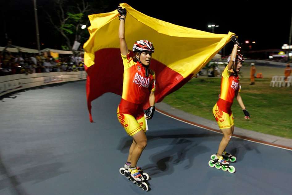Kelly Martinez Taborda, izq, y Natalia Giraldo de Bogota celebran luego de ganar oro y plata respectivamente en 10,000 metros combinados patinaje carreras mujeres durante los Juegos Deportivos Nacionales en el Patinodromo Enrique Lara en Cucuta, Norte de Santander.