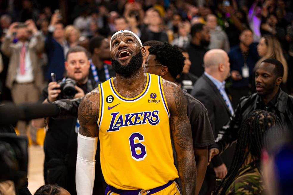 LeBron James celebra su récord como máximo anotador en la historia de la NBA.