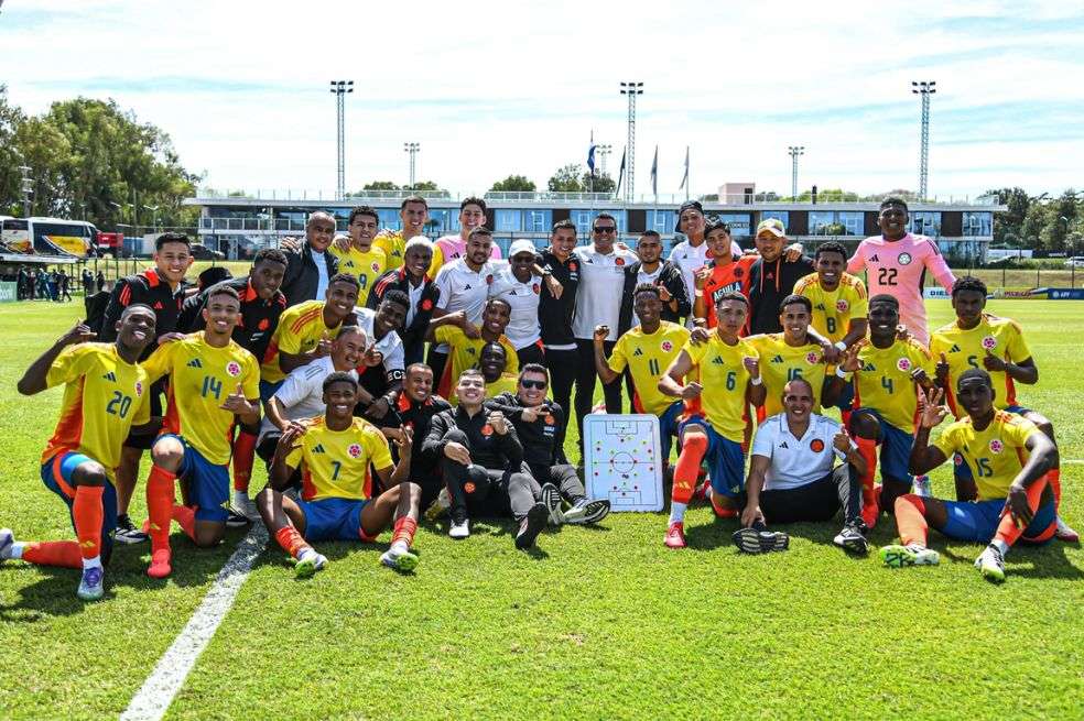 El plantel de Colombia y su cuerpo técnico en Chile, donde se celebra el Mundial Sub-20.