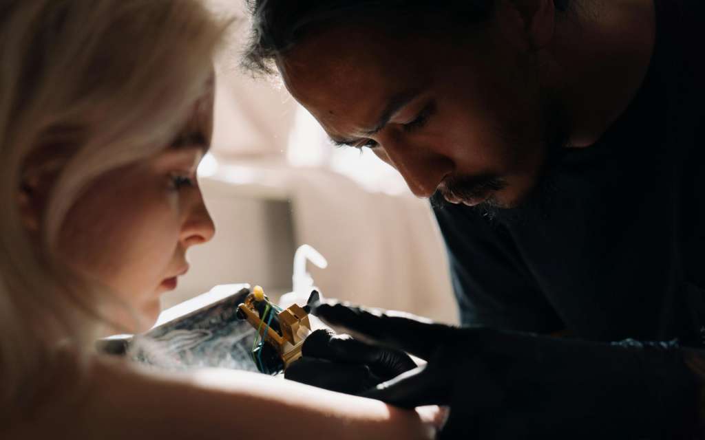Mujer tatuándose