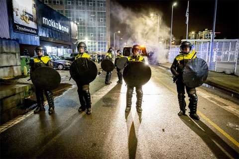Seis policías heridos y 13 sospechosos detenidos en disturbios en La Haya