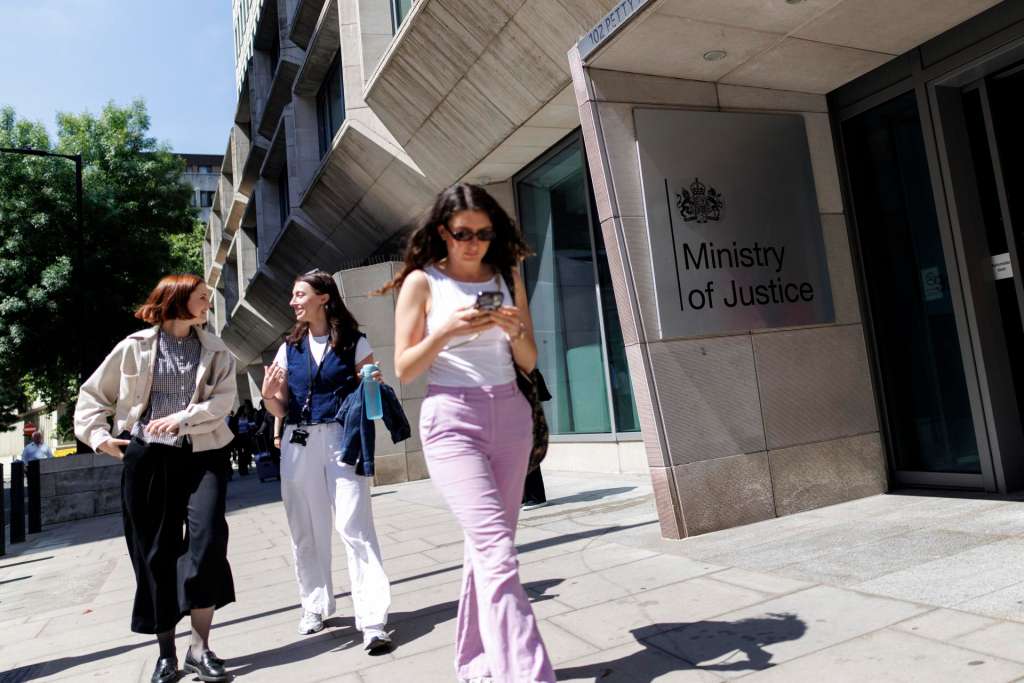 LONDON (United Kingdom), 14/05/2025.- People walk past Ministry of Justice’s headquarters at 102 Petty France in London, Britain, 14 May 2025. Major British government buildings, including the Ministry of Justice (MoJ) headquarters, are to be shut and British government's 'Places for Growth'programme aims to cut 12,000 civil servant jobs in London and move thousands of roles to other cities across the UK. (Francia, Reino Unido, Londres) EFE/EPA/TOLGA AKMEN