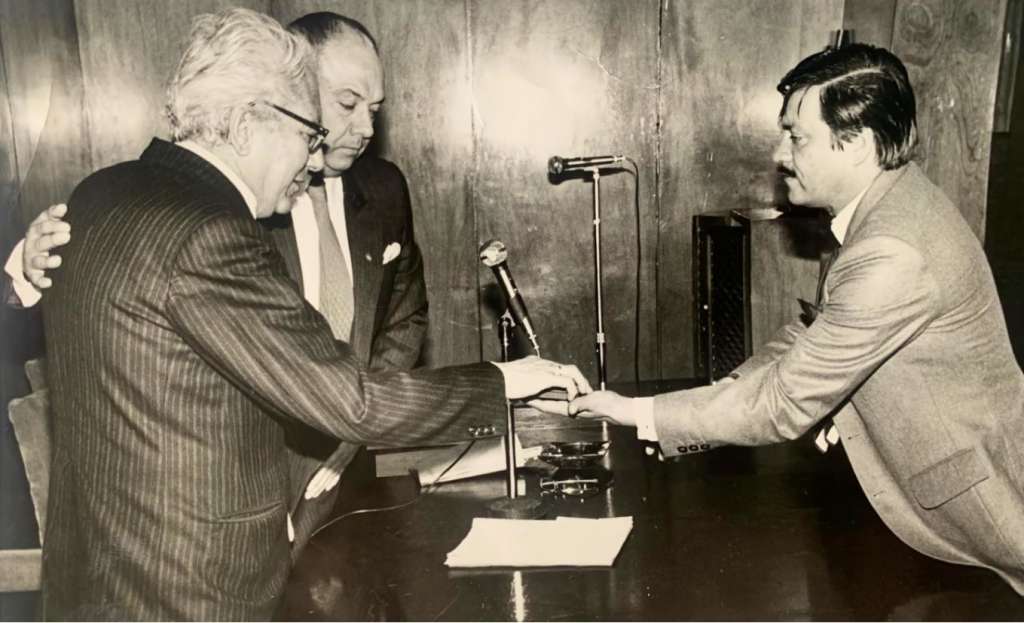 Don Guillermo Cano durante una condecoración de la Universidad Central, junto a Jorge Enrique Molina Mariño, rector fundador de la misma, y a Daniel Jiménez, periodista de El Espectador.