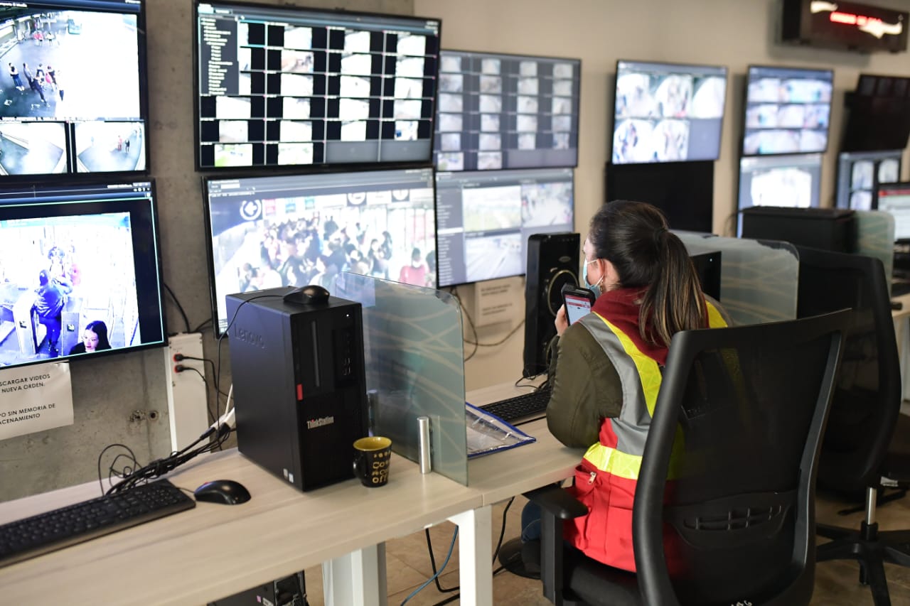El sistema cuenta con cerca de mil cámaras de seguridad que son monitoreadas en tiempo real por operadores y un sistema de inteligencia artificial.