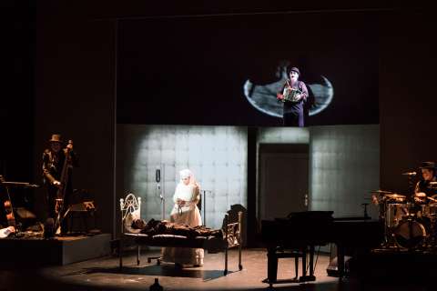 Un viaje turbio por la vida de Edgar Allan Poe en el Teatro Colón