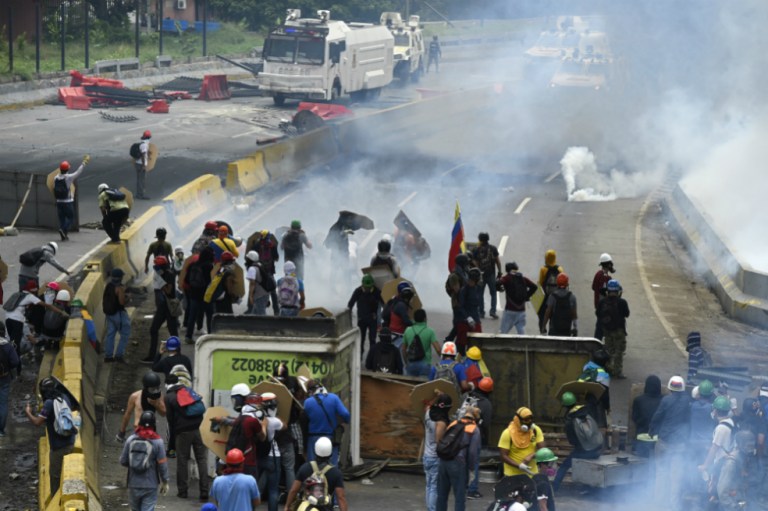 Ocho alcaldes de Venezuela podrían ir a la cárcel si no impiden bloqueos de vías