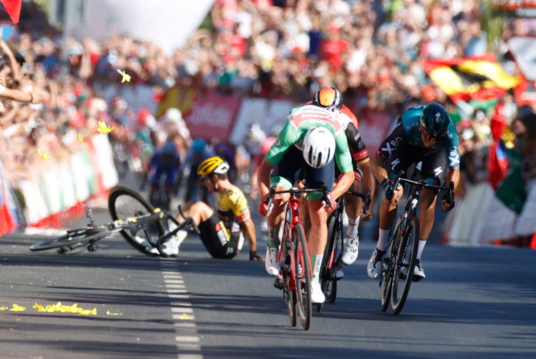 Roglic culpó a Wright por su caída en la Vuelta: “este accidente es inaceptable”