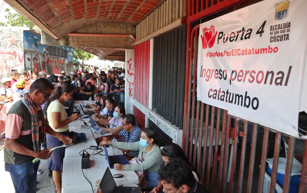 AME3159. CÚCUTA (COLOMBIA), 21/01/2025.- Desplazados por la violencia en el Catatumbo son registrados para recibir ayudas este martes, en Cúcuta (Colombia). El gobernador del departamento colombiano de Norte de Santander, William Villamizar, declaró "una emergencia social y económica" en esa región del noreste del país debido a la crisis humanitaria causada por los enfrentamientos entre la guerrilla del ELN y disidencias de las FARC en la zona del Catatumbo (norteste). EFE/ Mario Caicedo