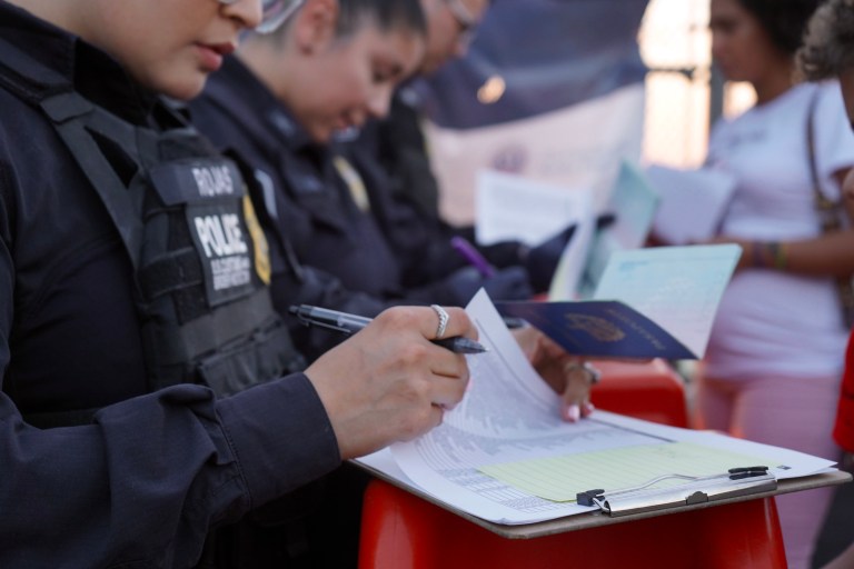Nueva medida para regularizar migrantes en Estados Unidos, ¿a quiénes beneficia?