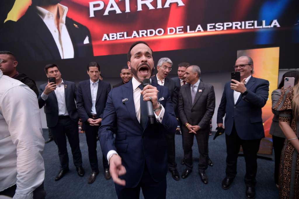 Abogado y precandidato presidencial por su movimiento "Defensores de la Patria", hace entrega de 4,8 millones de firmas en la Registraduría.