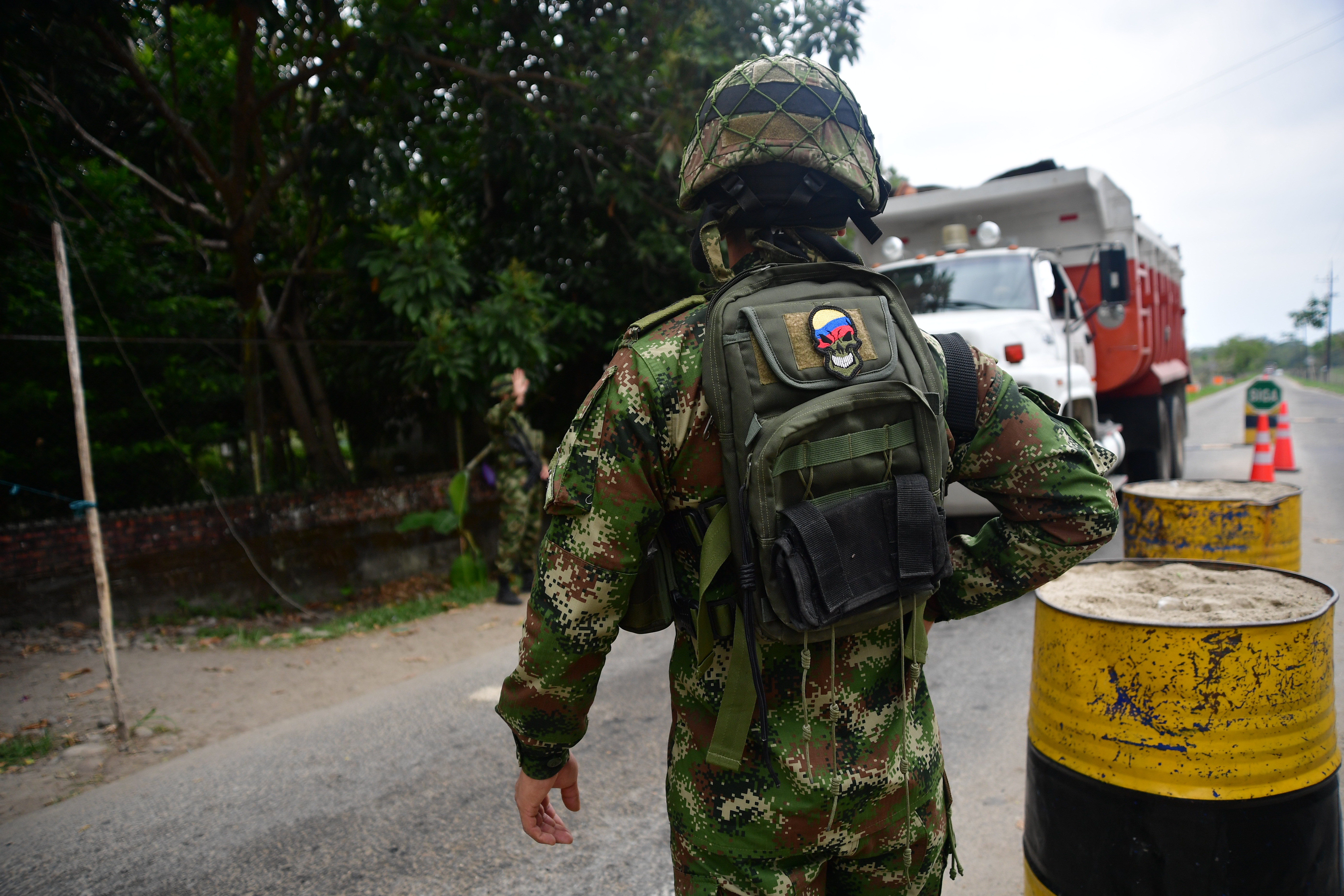 Tanques y soldados del ejército colombiano, realizan retenes en el municipio de Saravena, Arauca.