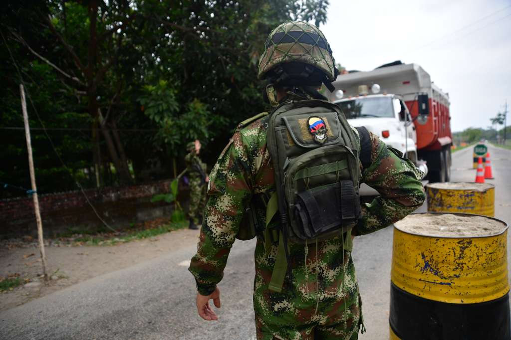 Tanques y soldados del ejército colombiano, realizan retenes en el municipio de Saravena, Arauca.