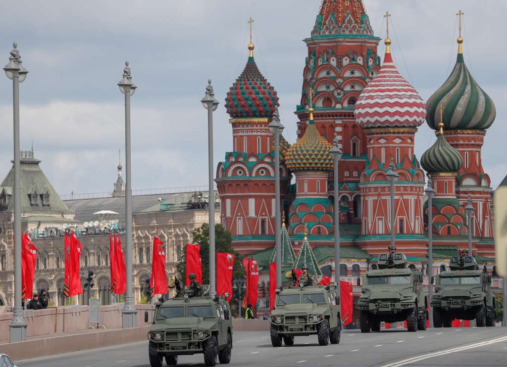Moscú (Federación Rusa), 05/07/2023.- Vehículos militares rusos desfilan frente a la Catedral de San Basilio en la Plaza Roja de Moscú, Rusia, después de un ensayo general para el desfile militar anual antes del Celebraciones del Día de la Victoria. Rusia se está preparando para conmemorar el 78 aniversario de la rendición incondicional de la Alemania nazi en la Segunda Guerra Mundial (WWII). El desfile militar tendrá lugar en la Plaza Roja de Moscú el 09 de mayo.EFE/MAXIM SHIPENKOV