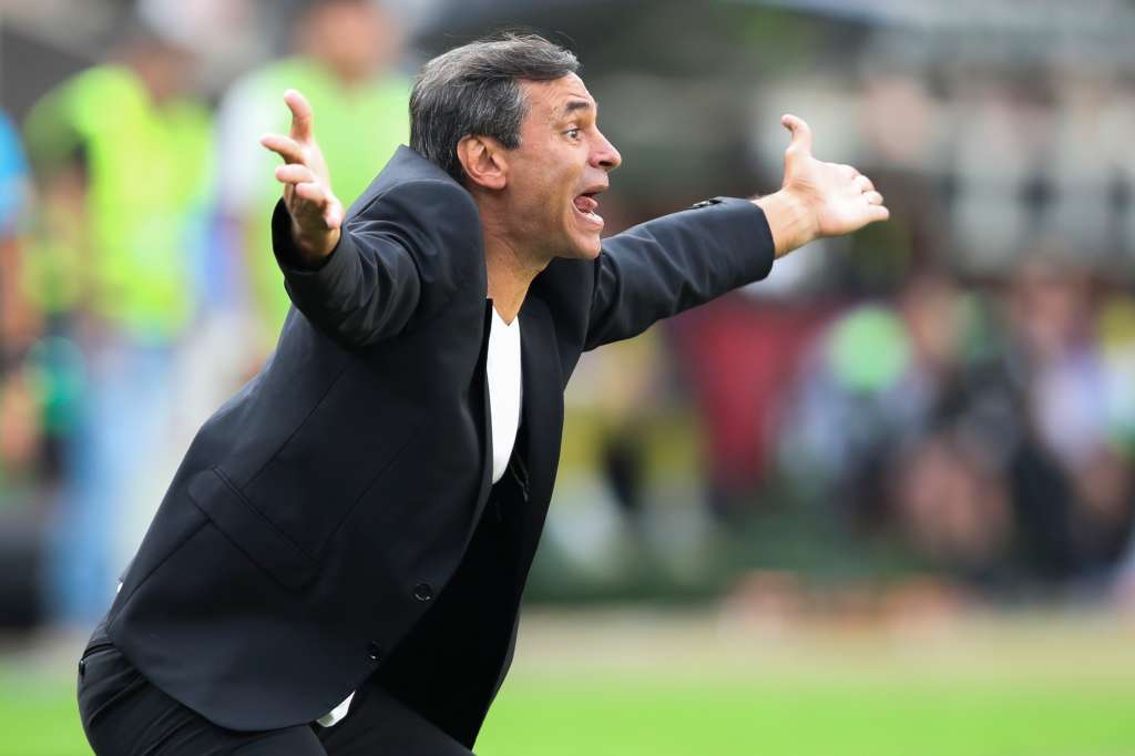 AMDEP2091. LIMA (PERÚ), 16/05/2024.- El entrenador de Universitario Fabián Bustos reacciona este jueves, en un partido de la fase de grupos de la Copa Libertadores entre Universitario y Botafogo en el estadio Monumental U Marathon en Lima (Perú). EFE/ Paolo Aguilar