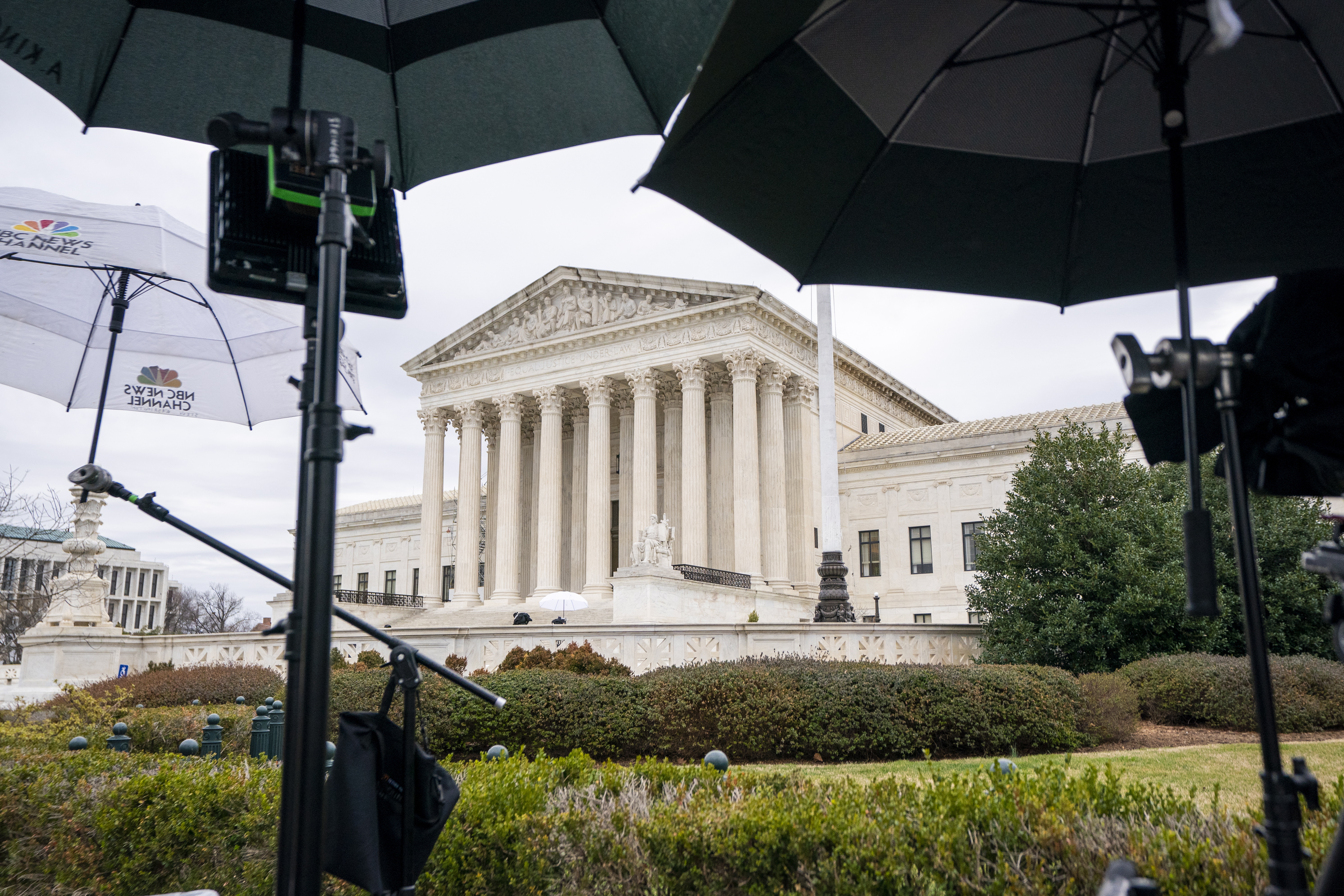Washington (United States), 22/02/2023.- Members of the media wait outside as oral arguments are being heard in Twitter, Inc. vs. Taamneh at the Supreme Court in Washington, DC, USA, 22 February 2023. Justices will consider whether Twitter can be sued for aiding and abetting the spread of militant Islamist ideology in a case concerning a Jordanian citizen killed in a terrorist attack. (Atentado, Terrorista, Jordania, Estados Unidos) EFE/EPA/SHAWN THEW