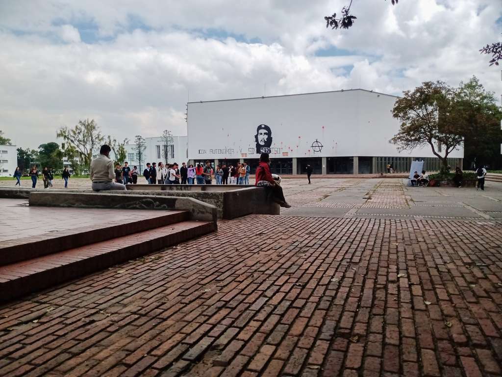 Varios aspectos de esta universidad: Estudiantes, Plaza Che Guevara y el campus.