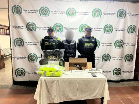 Robaban a menores de edad y ocultaban prendas de la Policía en su vivienda