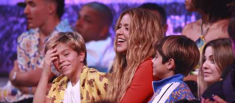 Sasha le dio tierno beso a Shakira en los Premios Juventud y conmocionó las redes