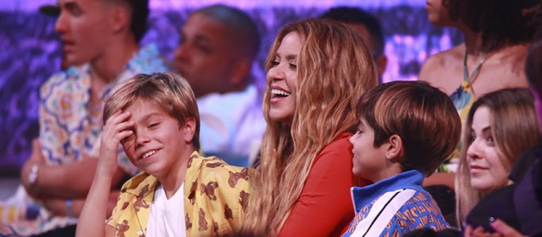 Sasha le dio tierno beso a Shakira en los Premios Juventud y conmocionó las redes