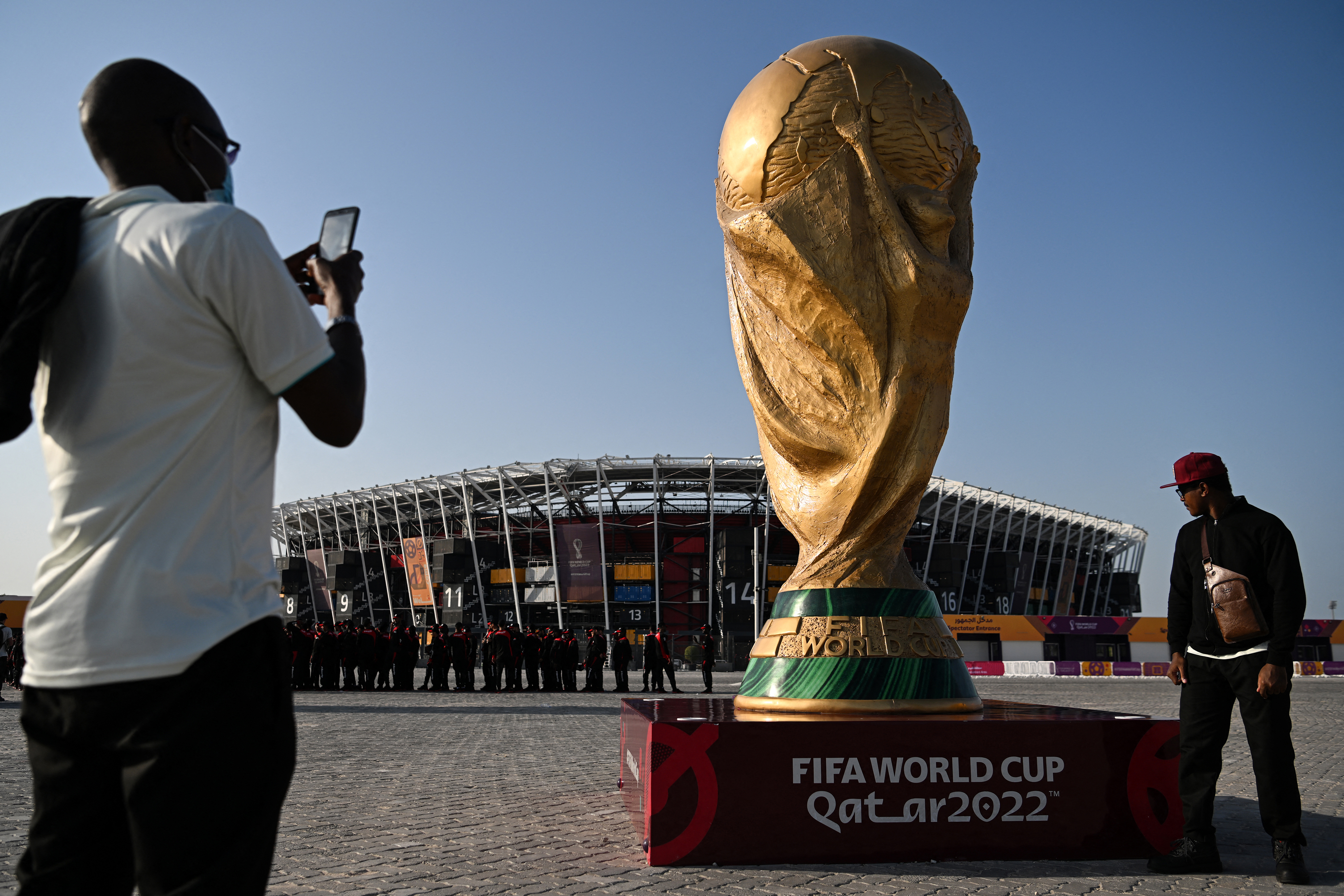 Hinchas se toman fotos en el Estadio 974 en Doha, Catar. (Photo by Kirill KUDRYAVTSEV / AFP)