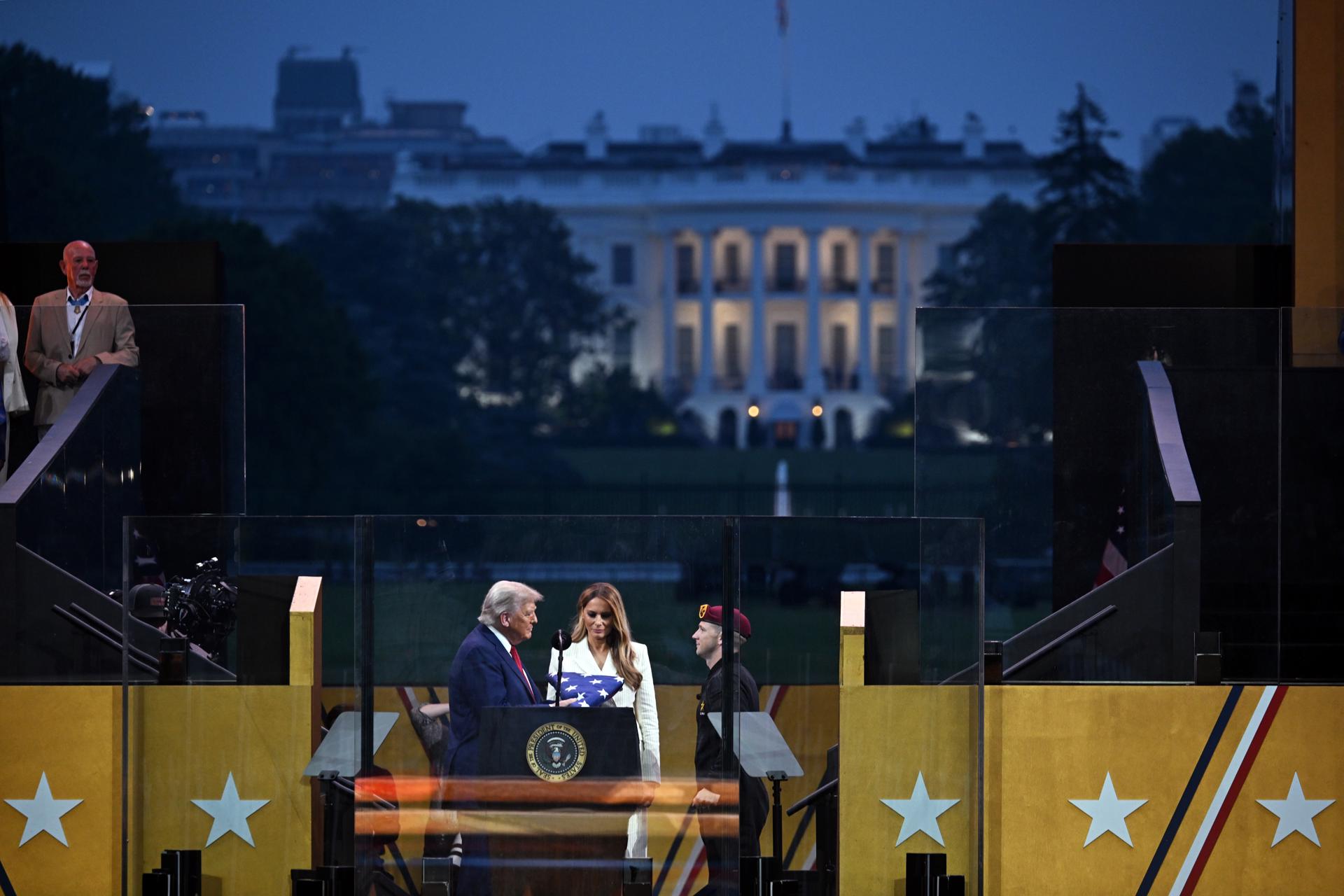 WASHINGTON (United States), 14/06/2025.- US President Donald Trump (L), and US First Lady Melania Trump (C), during the US Army's 250th Anniversary Parade in Washington, DC, USA, 14 June 2025. The parade, which happens to coincide with US President Donald Trump’s 79th birthday, is expected to cost up to $45 million and feature 6,600 soldiers, 50 helicopters and 60-ton M1 Abrams battle tanks.  EFE/EPA/KENNY HOLSTON / POOL
