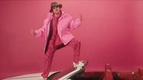 Bad Bunny lanza el video de “Hoy cobré”, junto a Snoop Dogg