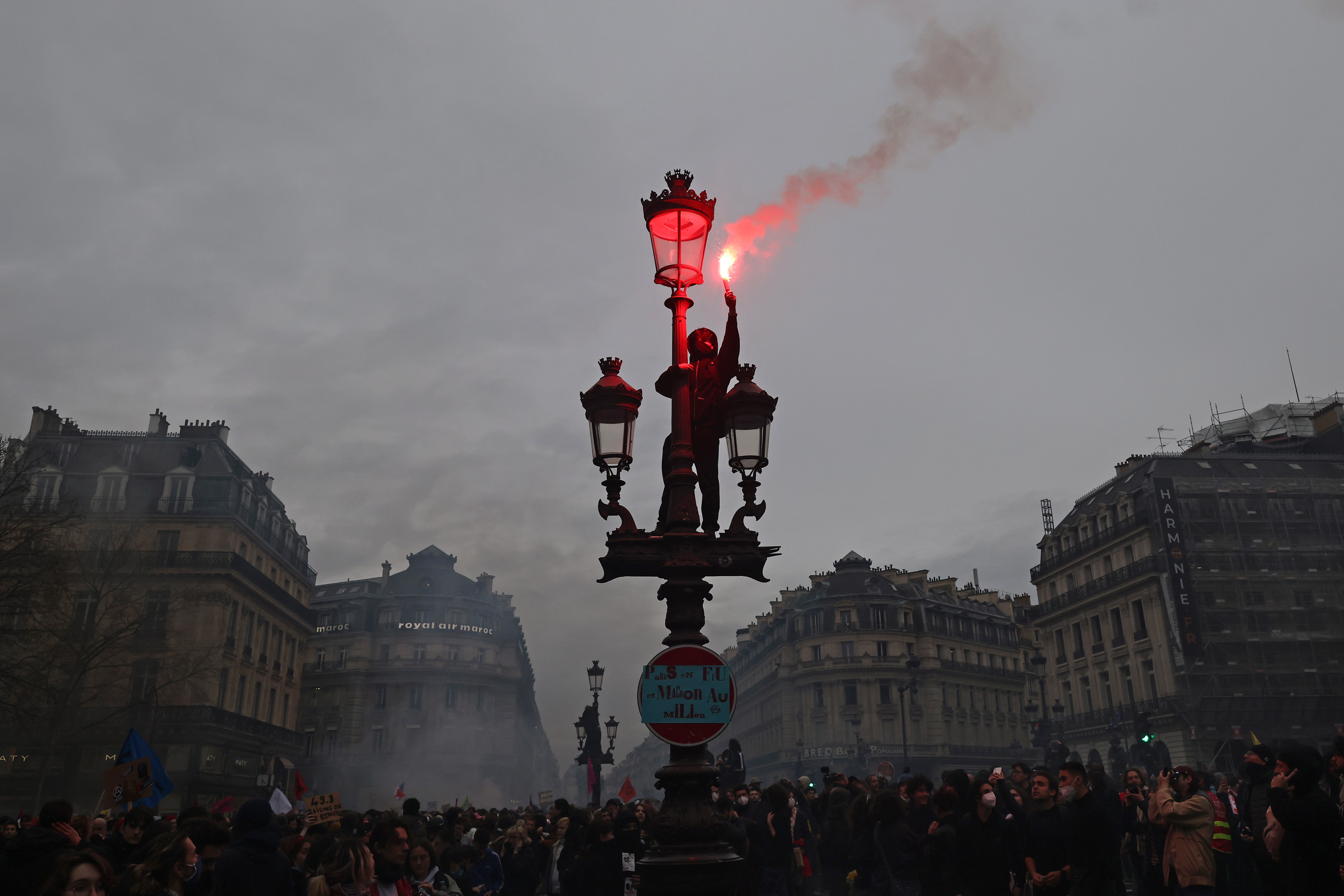 Paris (France), 23/03/2023.- A protester lights a flair as thousands of people participate in a protest against the government's reform of the pension system in Paris, France, 23 March 2023. Protests continue in France after the prime minister announced on 16 March 2023 the use of Article 49 paragraph 3 (49.3) of the French Constitution to have the text on the controversial pension reform law - raising retirement age from 62 to 64 - be definitively adopted without a vote. (Protestas, Francia, Estados Unidos) EFE/EPA/MOHAMMED BADRA