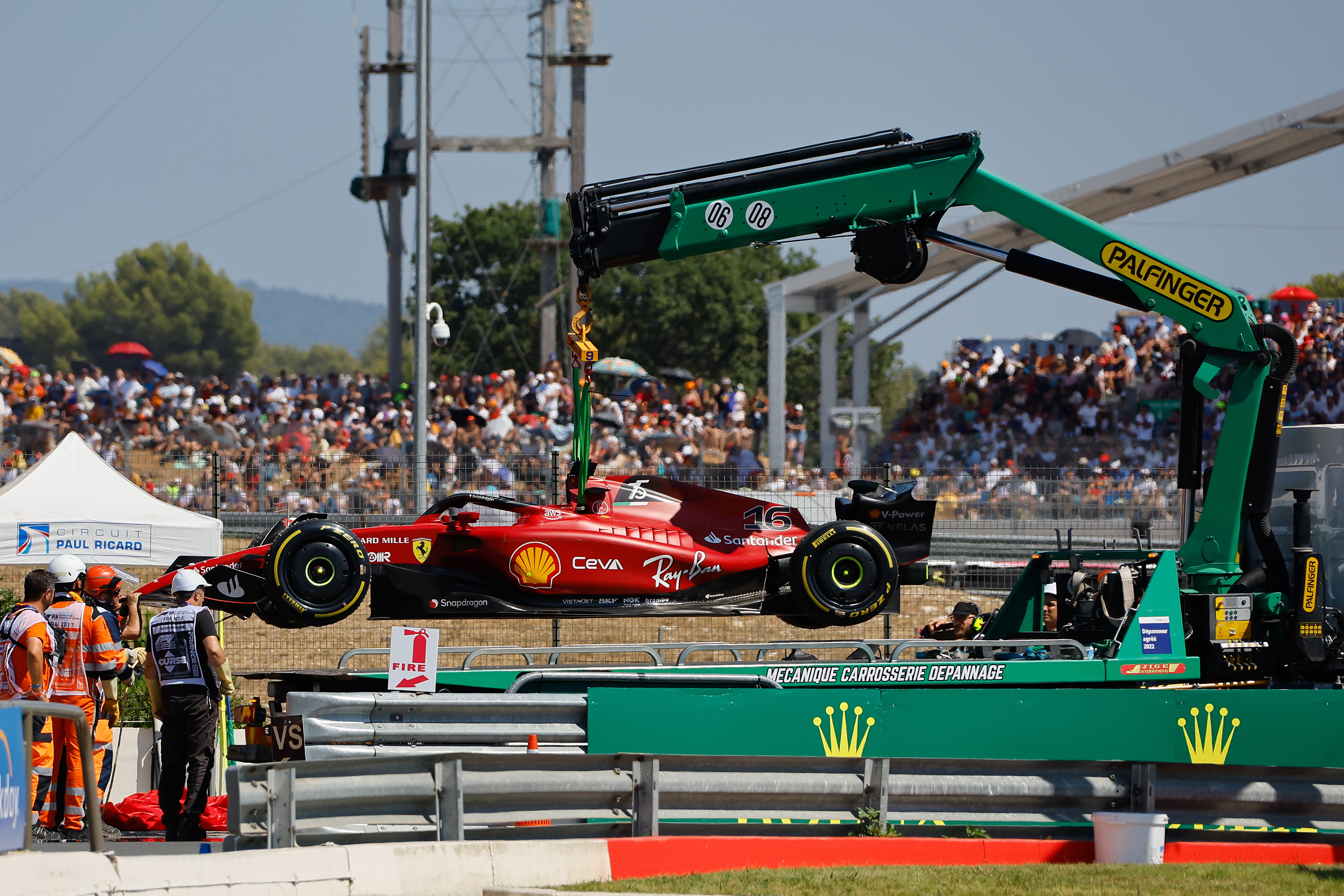 Le Castellet (France), 24/07/2022.- Stewards remove the racing car of Monaco's Formula One driver Charles Leclerc of Scuderia Ferrari during the Formula One Grand Prix of France at the Circuit Paul Ricard in Le Castellet, France, 24 July 2022. (Fórmula Uno, Francia) EFE/EPA/ERIC GAILLARD / POOL