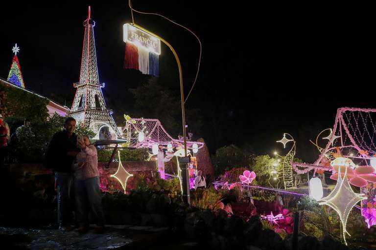 AME9236. BOGOTÁ (COLOMBIA), 18/12/2025.- Fotografía del 16 de diciembre de 2025 que muestra personas recorriendo la iluminación de Navidad en el cerro Monserrate en Bogotá (Colombia). Al caer la noche, cuando el frío y la neblina abrazan los cerros bogotanos, el de Monserrate se transforma en un sendero de luz que viaja por once países y convoca a familias y turistas a celebrar la Navidad bajo la música de las novenas que resuena en la cima de la capital colombiana. EFE/ Carlos Ortega