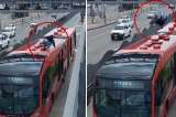 Graban acrobacia en Transmilenio: hombre saltó de un puente al techo de un bus