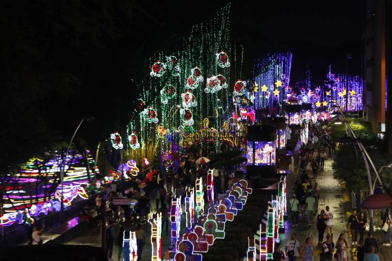 AME2564. CALI (COLOMBIA), 06/12/2023.- Fotografía que muestra el alumbrado navideño hoy en Cali (Colombia). El tradicional Bulevar del Río Cali es el lugar escogido para que los caleños y visitantes, disfruten con las luces que adornan este espacio, con figuras alusivas a la salsa. EFE/Ernesto Guzmán