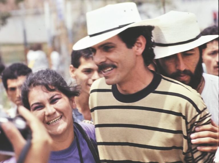 Carlos Pizarro, entre la guerra y la paz