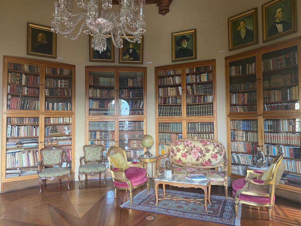 Biblioteca de don Diego Echaverría Misas, en la que hay más de 3000 libros en distintos idiomas.