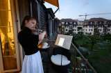 La violinista Alexandra Conunova "salva almas" desde su balcón en Suiza