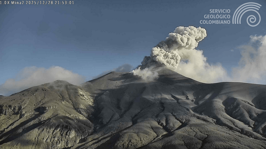 Emisión de gases y de ceniza en el volcán Puracé, registrada el 28 de diciembre de 2025.
