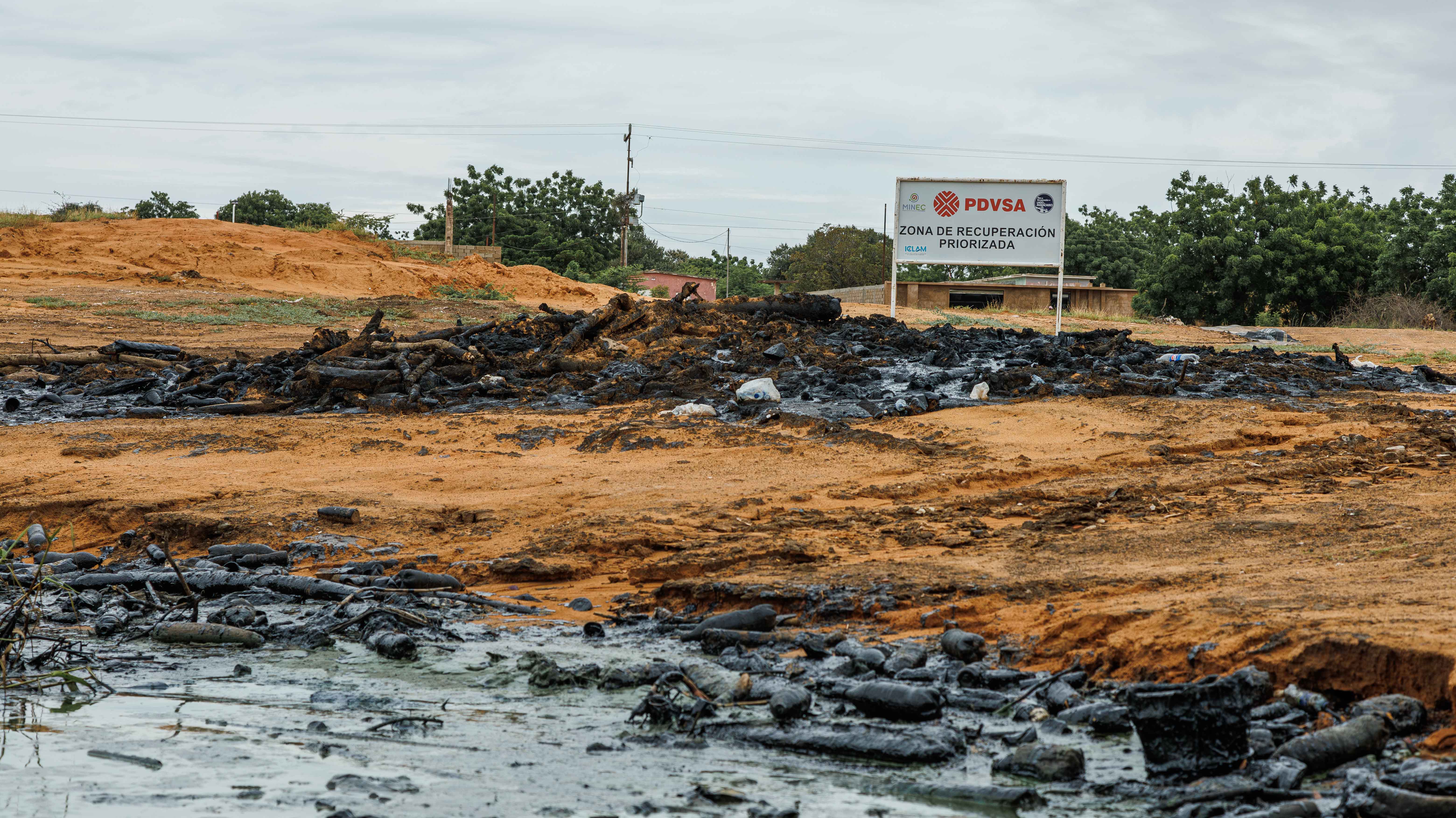 MARACAIBO (VENEZUELA), 15/09/2024.- Fotografía del 13 de septiembre de 2024 que muestra manchas de petróleo en la orilla del Lago de Maracaibo (Venezuela). Un manatí y un delfín fueron hallados muertos en el Lago de Maracaibo, el más grande de Venezuela, que ambientalistas y pescadores denuncian su contaminación por causas como los "derrames de petróleo", la basura y una bacteria llamada verdín, pese a un plan gubernamental de recuperación puesto en marcha el año pasado. EFE/ Henry Chirinos