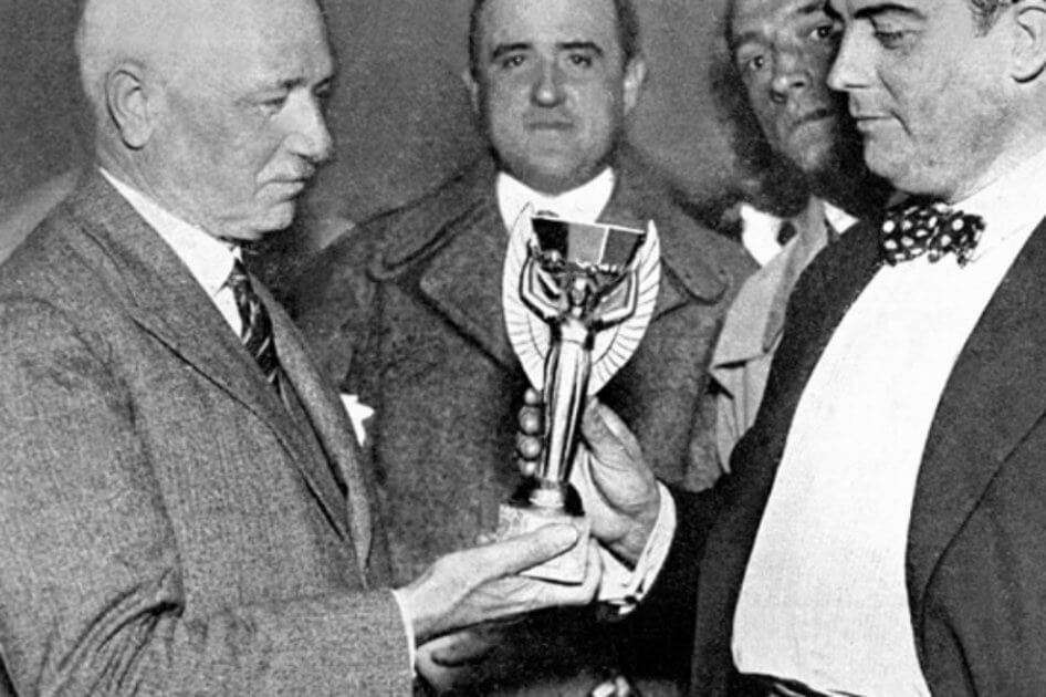 El trofeo fue llamado por el tercer presidente de la FIFA, el francés Jules Rimet (izqu.). / AFP