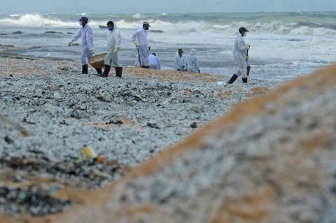 Sri Lanka enfrenta el peor desastre ambiental tras incendio de buque cargado con químicos