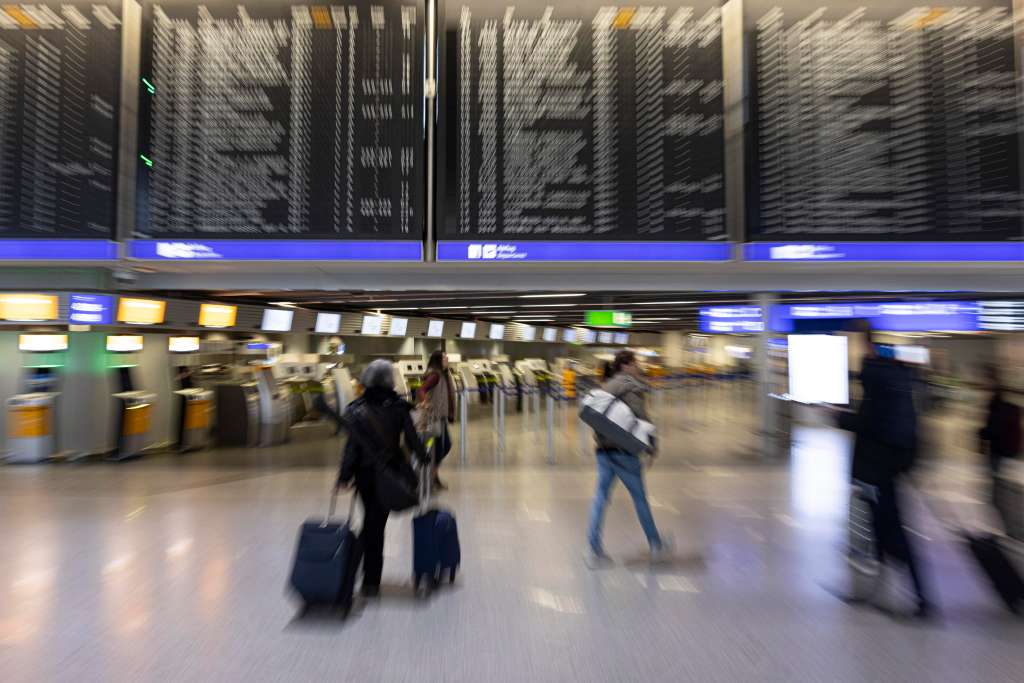 Frankfurt (Germany), 12/03/2024.- A passenger walk past an information board during a strike at Frankfurt Airport, in Frankfurt am Main, Germany, 12 March 2024. The UFO cabin crew union has called on its members to strike, to press their demands for better wages. According to Lufthansa, 100,000 passengers should be affected by a two day strike in Frankfurt and Munich airport. (Alemania) EFE/EPA/ANDRE PAIN
