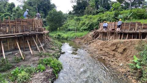 Avanzando hacia la equidad: Mujeres lideran la construcción de un puente en Tumaco