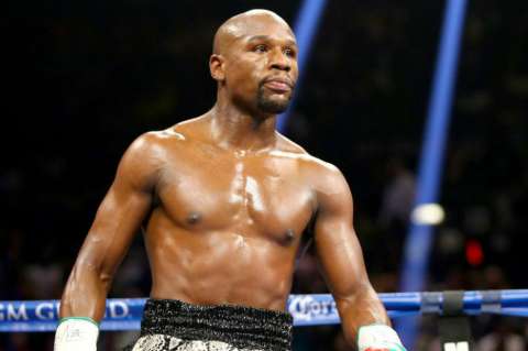 Mayweather le regala mil dólares a un habitante de calle en silla de ruedas