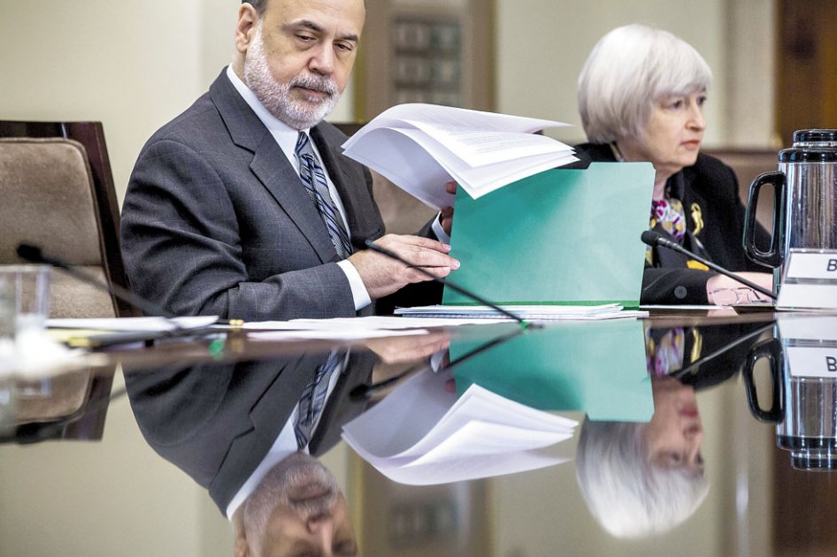 El presidente de la Reserva Federal de EE.UU., Ben Bernanke, y su sucesora Janet Yellen en la reunión del consejo para discutir la versión final de la ‘Norma Volcker’. / EFE