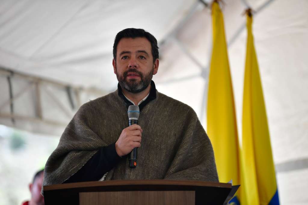 Alcalde de Bogotá durante el reconocimiento por la Unidad de Víctimas por daños, estigmatización y violencia política contra los habitantes de la localidad de Sumapaz en Bogotá.