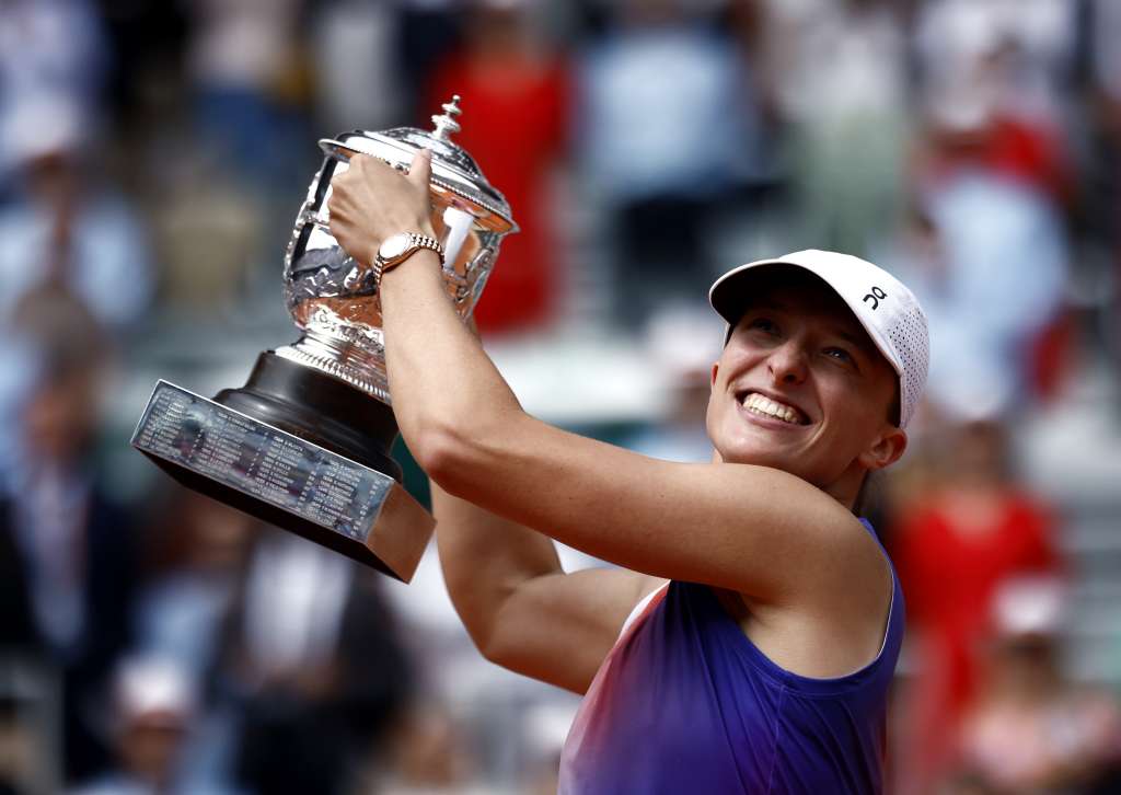 Paris (France), 08/06/2024.- Iga Swiatek of Poland poses with the Suzanne-Lenglen-trophy after winning her Women's Singles final match against Jasmine Paolini of Italy during the French Open Grand Slam tennis tournament at Roland Garros in Paris, France, 08 June 2024. (Tenis, Abierto, Francia, Italia, Polonia) EFE/EPA/YOAN VALAT
